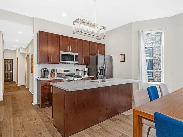 Modern 4Br Just A Block From Cta Pink Line With Pool Table Free Parking Διαμέρισμα Σικάγο Εξωτερικό φωτογραφία